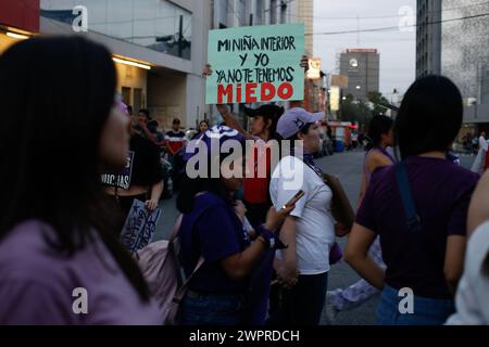 Monterrey, Mexiko. März 2024. Frauen nehmen am 8. März 2024 mit Bannern und Schildern an den internationalen Demonstrationen zum Frauentag in Monterrey, Mexiko, Teil. Foto: Paola Santoy/Long Visual Press Credit: Long Visual Press/Alamy Live News Stockfoto