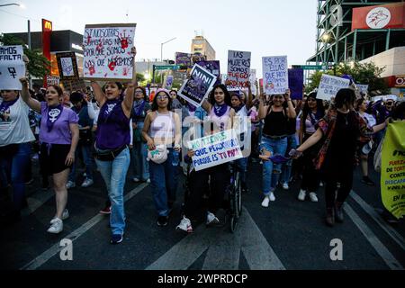 Monterrey, Mexiko. März 2024. Frauen nehmen am 8. März 2024 mit Bannern und Schildern an den internationalen Demonstrationen zum Frauentag in Monterrey, Mexiko, Teil. Foto: Paola Santoy/Long Visual Press Credit: Long Visual Press/Alamy Live News Stockfoto