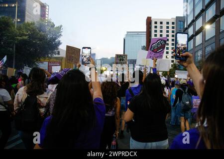 Monterrey, Mexiko. März 2024. Frauen nehmen am 8. März 2024 mit Bannern und Schildern an den internationalen Demonstrationen zum Frauentag in Monterrey, Mexiko, Teil. Foto: Paola Santoy/Long Visual Press Credit: Long Visual Press/Alamy Live News Stockfoto