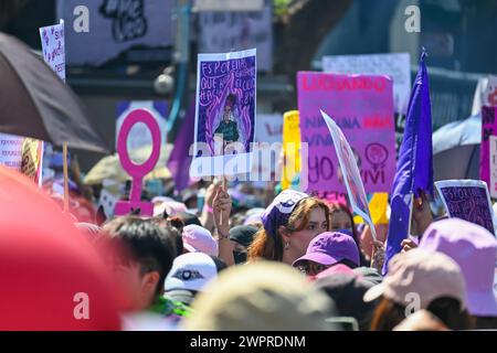 Cuauhtemoc, CDMX, Mexiko - 03 08 2024 feministischer marsch gegen Gewalt von Frauen zum internationalen Frauentag in Mexiko-Stadt Stockfoto