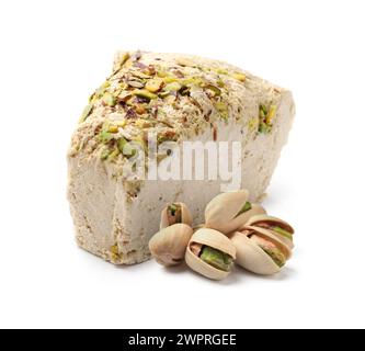 Leckere Halva und Pistazien isoliert auf weiß Stockfoto