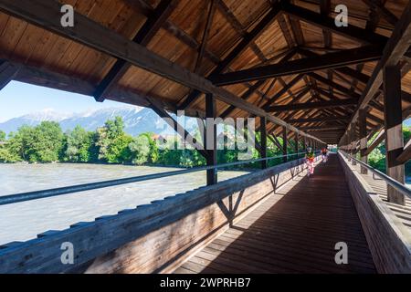 Hall in Tirol: Inn, hölzerne Fußgängerbrücke Innsteg in der Region Hall-Wattens, Tirol, Österreich Stockfoto