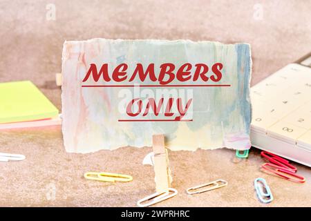 NUR ein Text, der auf einem Stück Papier in einer Kleiderkammer geschrieben ist Stockfoto