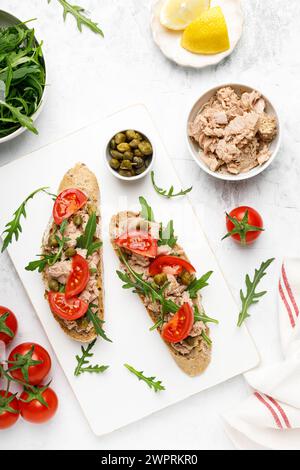 Thunfisch Kaperntoast mit Rucola, Tomaten und Roggenbrot, Blick von oben Stockfoto