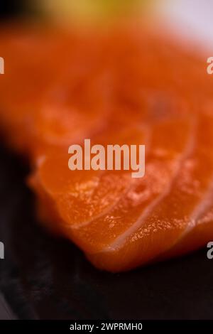 Nahaufnahme von frischem rohem Lachsfilet. Isoliert auf weißem Hintergrund. Lachs ist eine Fischart, die häufig in Sushi und Sashimi verwendet wird. Es hat ein delikates Stockfoto