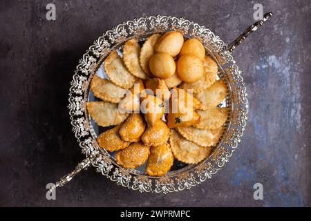 Eine Auswahl an köstlichen Backwaren, einschließlich Baklava, Bohrek und Bourekas, ist kunstvoll auf einer Silberplatte angeordnet. Stockfoto