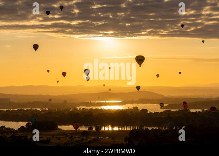 Canberra, Australien. März 2024. Heißluftballons schweben am 9. März 2024 über dem Lake Burley Griffin in Canberra, Australien. Als eines der wichtigsten Veranstaltungen in der australischen Hauptstadt findet hier vom 9. Bis 17. März Canberra Balloon Spectacular statt. Quelle: Chu Chen/Xinhua/Alamy Live News Stockfoto