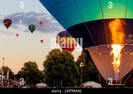 Canberra, Australien. März 2024. Heißluftballons werden während des Canberra Balloon Spectacular am 9. März 2024 in Canberra, Australien, gesehen. Als eines der wichtigsten Veranstaltungen in der australischen Hauptstadt findet hier vom 9. Bis 17. März Canberra Balloon Spectacular statt. Quelle: Chu Chen/Xinhua/Alamy Live News Stockfoto