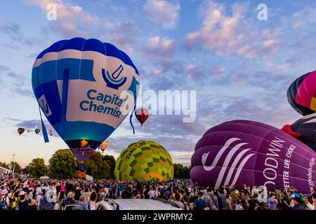 Canberra, Australien. März 2024. Während des Canberra Balloon Spectacular am 9. März 2024 in Canberra, Australien, starten Heißluftballons. Als eines der wichtigsten Veranstaltungen in der australischen Hauptstadt findet hier vom 9. Bis 17. März Canberra Balloon Spectacular statt. Quelle: Chu Chen/Xinhua/Alamy Live News Stockfoto