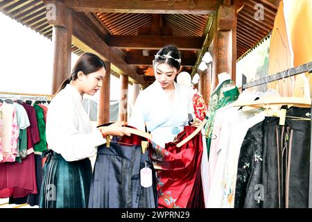 Peking, Chinas Provinz Shandong. September 2023. Die Menschen wählen Hanfu während des 9. Nishan-Forums über Weltkulturen in Qufu, ostchinesischer Provinz Shandong, am 26. September 2023 aus. Guo Xulei/Xinhua/Alamy Live News Stockfoto