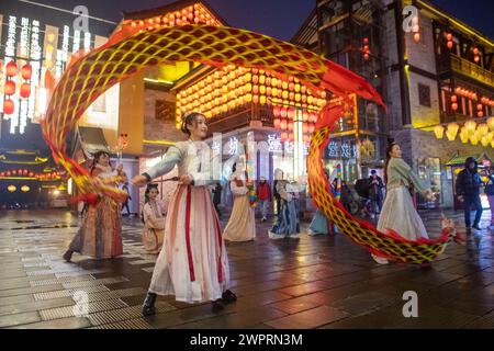 Peking, China. Februar 2024. Menschen, die Hanfu tragen, treten auf, um das bevorstehende Laternenfest im Bezirk Rongchang der südwestchinesischen Gemeinde Chongqing am 23. Februar 2024 zu feiern. Quelle: Tang Yi/Xinhua/Alamy Live News Stockfoto