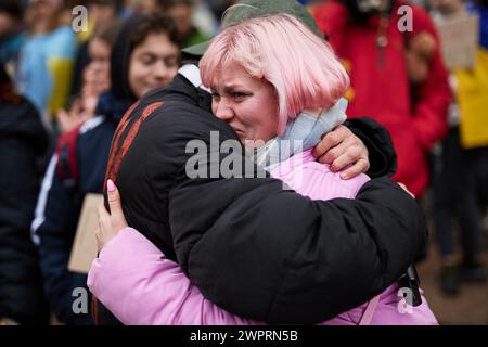 Ukrainische Frau weint auf einer öffentlichen Demonstration für Erhöhung des Militärbudgets. Kiew - 17. Februar 2024 Stockfoto