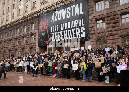 Eine große Gruppe ukrainischer Aktivisten demonstrierte vor dem Stadtverwaltungsbüro für eine Erhöhung des Verteidigungsbudgets. Kiew - 17. Februar 2024 Stockfoto