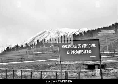 Lustige Zeichen, Waschen von Fahrzeugen verboten, Gulmarg, Baramulla, Kaschmir, Jammu und Kashmir, Indien, Asien Stockfoto