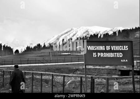 Lustige Zeichen, Waschen von Fahrzeugen verboten, Gulmarg, Baramulla, Kaschmir, Jammu und Kashmir, Indien, Asien Stockfoto