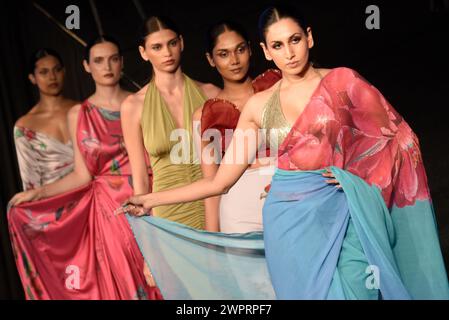 Colombo, Sri Lanka. März 2024. Ein Model präsentiert eine Kreation des srilankischen Modedesigners Chirani während der Colombo Fashion Week am 8. März 2024 in Colombo, Sri Lanka. (Foto: Akila Jayawardena/NurPhoto) Credit: NurPhoto SRL/Alamy Live News Stockfoto