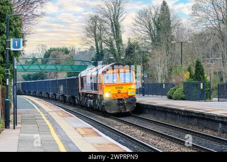 Der dieselbetriebene Güterzug fährt durch den Vorortbahnhof in england West midlands uk Stockfoto