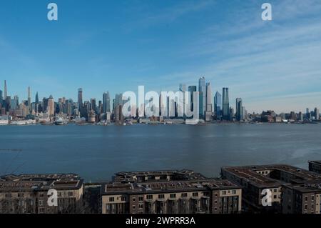 New York, USA. März 2024. Die Skyline von New York City ist auf der anderen Seite des Hudson River vom Hamilton Park in Weehawken, New Jersey, zu sehen. Quelle: SOPA Images Limited/Alamy Live News Stockfoto