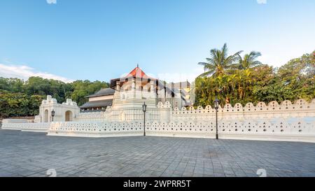 Kandy, Sri Lanka; 9. März 2024 - Ein Blick auf den Zahntempel in Kandy, Sri Lanka. Stockfoto