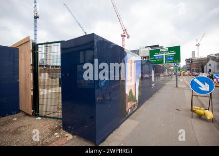 Bauarbeiten in Manchester an der A56 Bury New Road in der Nähe der AO Arena und Manchester College Greater Manchester Picture Garyroberts Stockfoto