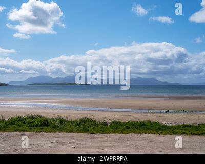 Blick auf die Isle of Arran von Ettrick Bay auf der Isle of Bute, Schottland Stockfoto