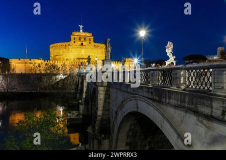 Abenddämmerung über Castel Sant'Angelo und die Aelius-Brücke über den Tiber, UNESCO-Weltkulturerbe, Rom, Latium, Italien Stockfoto