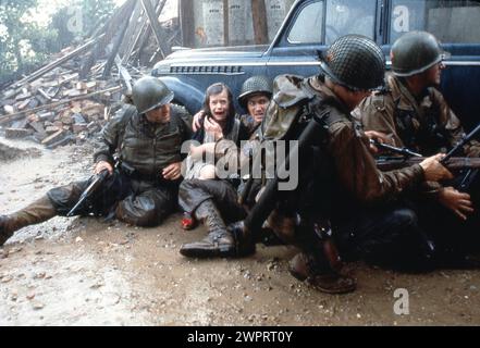 TOM SIZEMORE JEREMY DAVIES BARRY PEPPER und TOM HANKS in RETTUNG PRIVATE RYAN 1988 Regisseur STEVEN SPIELBERG Autor Robert Rodat Musik John Williams Kostümdesign Joanna Johnston Amblin Entertainment / Mutual Film Company / H2L Media Group / DreamWorks Pictures / Paramount Pictures Stockfoto