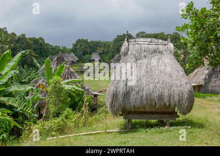 Blick auf die Landschaft des belarussischen traditionellen Dorfes der Ngada in der Nähe von Aimere auf Flores, Ost-Nusa Tenggara, Indonesien Stockfoto