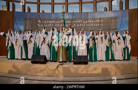 Traditioneller saudischer Folklore-Tanz (Ardah-Tanz) im Al Bidda Park-Rumaila, Doha, Katar während der Ausstellung Saudi Dates Stockfoto