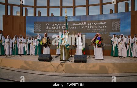 Traditioneller saudischer Folklore-Tanz (Ardah-Tanz) im Al Bidda Park-Rumaila, Doha, Katar während der Ausstellung Saudi Dates Stockfoto