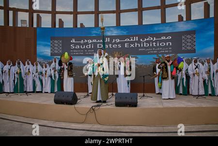 Traditioneller saudischer Folklore-Tanz (Ardah-Tanz) im Al Bidda Park-Rumaila, Doha, Katar während der Ausstellung Saudi Dates Stockfoto