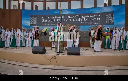 Traditioneller saudischer Folklore-Tanz (Ardah-Tanz) im Al Bidda Park-Rumaila, Doha, Katar während der Ausstellung Saudi Dates Stockfoto