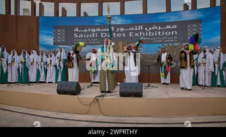 Traditioneller saudischer Folklore-Tanz (Ardah-Tanz) im Al Bidda Park-Rumaila, Doha, Katar während der Ausstellung Saudi Dates Stockfoto