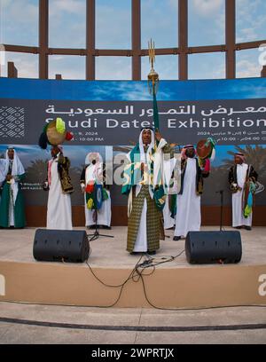 Traditioneller saudischer Folklore-Tanz (Ardah-Tanz) im Al Bidda Park-Rumaila, Doha, Katar während der Ausstellung Saudi Dates Stockfoto