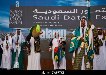 Traditioneller saudischer Folklore-Tanz (Ardah-Tanz) im Al Bidda Park-Rumaila, Doha, Katar während der Ausstellung Saudi Dates Stockfoto