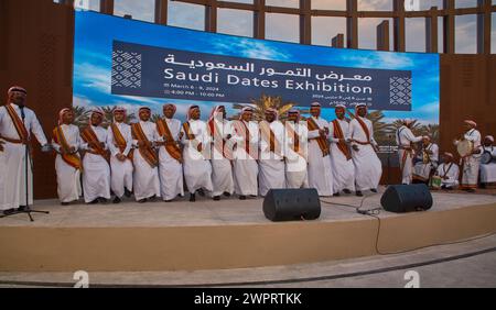 Traditioneller saudischer Folklore-Tanz (Ardah-Tanz) im Al Bidda Park-Rumaila, Doha, Katar während der Ausstellung Saudi Dates Stockfoto