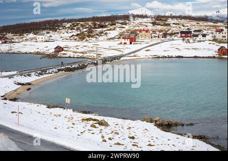 Winterblick der Brücke zur Insel Holdøya auf den Lofoten-Inseln in Nordnorwegen. Stockfoto