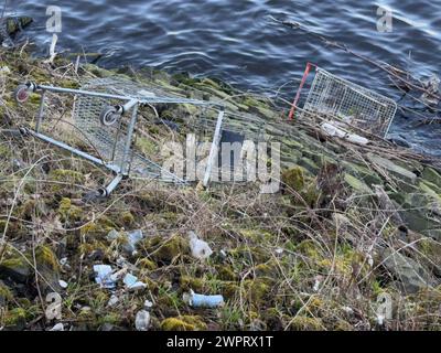 Einkaufswagen wurde am Ufer verlassen Stockfoto