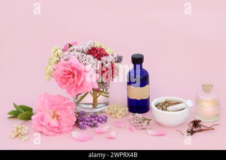 Naturheilkundliche Alternative Adaptogen-Kräutermedizin mit Kräutern und Blüten. Medikamentöse Sedativa Lebensmittelbestandteile zur Heilung von opn-rosa Hintergrund. Stockfoto