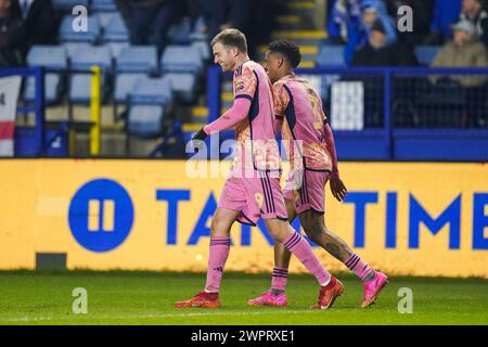 Sheffield, Großbritannien. März 2024. Leeds United Stürmer Patrick Bamford (9) erzielt ein TOR 0-1 und feiert mit Leeds United Verteidiger Junior Firpo (3) während des Sheffield Wednesday FC gegen Leeds United FC Sky Bet EFL Championship Match im Hillsborough Stadium, Sheffield, England, Großbritannien am 8. März 2024 Credit: Every Second Media/Alamy Live News Stockfoto