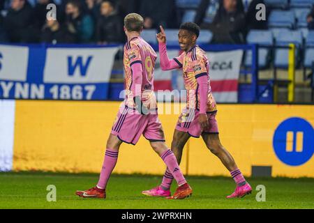 Sheffield, Großbritannien. März 2024. Leeds United Stürmer Patrick Bamford (9) erzielt ein TOR 0-1 und feiert mit Leeds United Verteidiger Junior Firpo (3) während des Sheffield Wednesday FC gegen Leeds United FC Sky Bet EFL Championship Match im Hillsborough Stadium, Sheffield, England, Großbritannien am 8. März 2024 Credit: Every Second Media/Alamy Live News Stockfoto