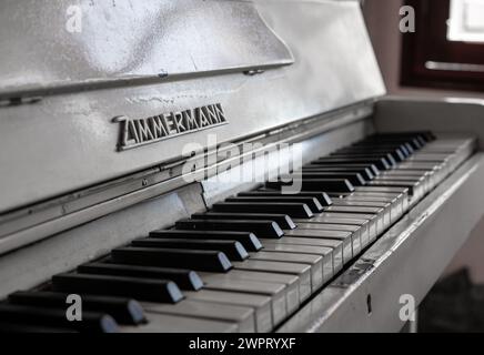 Deutschland, Berlin, 25. Januar 2024: Nahaufnahme des alten Zimmermann-Klaviers mit seiner verwitterten Schönheit. Alte Schlüssel erzählen von vergangen Melodien, die an sie erinnern Stockfoto