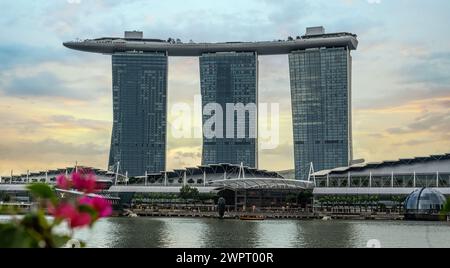 Singapur, 24. Januar 2024: Marina Bay Sands, Wahrzeichen Singapurs, dominiert die Skyline der Marina Bay. Hotel drei Türme, die durch ein einzigartiges Dach verbunden sind Stockfoto