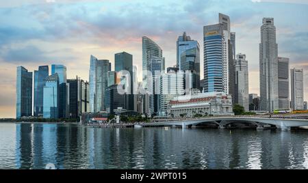 Singapur, Singapur, 24. Januar 2024: Die atemberaubende Skyline moderner Architektur dominiert das Geschäftsviertel von Singapur, das geschäftige Stadtzentrum ist der Beweis Stockfoto