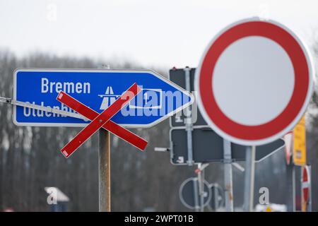 Bramsche, Deutschland. März 2024. Auf der Autobahnzubringstraße in Richtung Bremen und Oldenburg ist das Schild „Durchgangsverbot“ zu sehen. Der Grund dafür ist der Abriss einer Brücke, die die Autobahn A1 überquert. Dies geht einher mit einer vollständigen Sperrung der Autobahn A1 zwischen den Anschlussstellen Bramsche und Neuenkirchen/Vörden. Quelle: Friso Gentsch/dpa/Alamy Live News Stockfoto