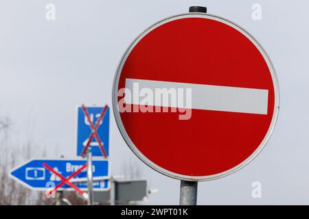 Bramsche, Deutschland. März 2024. Auf der Autobahnzubringstraße in Richtung Bremen und Oldenburg ist ein Verkehrsschild „kein Einstieg“ zu sehen. Der Grund dafür ist der Abriss einer Brücke, die die Autobahn A1 überquert. Dies geht einher mit einer vollständigen Sperrung der Autobahn A1 zwischen den Anschlussstellen Bramsche und Neuenkirchen/Vörden. Quelle: Friso Gentsch/dpa/Alamy Live News Stockfoto