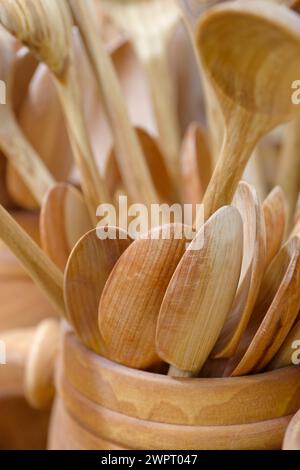 Gruppe von handgemachten Holzlöffeln, Nahaufnahme, abstrakte Küchenutensilien Hintergrund Stockfoto