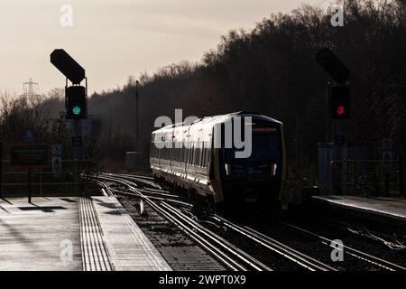 Merseyrail Stadler-Elektrozug der Baureihe 777 777023, Ankunft am Bahnhof Hooton, Cheshire, Großbritannien. Stockfoto