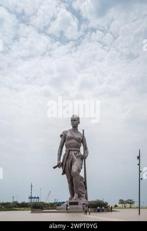 Monument Amazone Benin, Cotonou März 2024: Seit mitte 2022 steht das neue 30 Meter hohe Wahrzeichen der westafrikanischen Staat Benin. Die Amazone soll an die historische, rein weibliche Militäreinheit der Agojie auch Dahomey-Amazonen erinnern. *** Monument Amazone Benin, Cotonou März 2024 das neue 30 Meter hohe Wahrzeichen des westafrikanischen Bundesstaates Benin steht seit Mitte 2022 der Amazonas soll an die historische, weibliche Militäreinheit der Agojie, auch bekannt als Dahomey Amazonen, erinnern Stockfoto