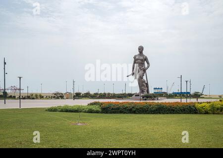 Monument Amazone Benin, Cotonou März 2024: Seit mitte 2022 steht das neue 30 Meter hohe Wahrzeichen der westafrikanischen Staat Benin. Die Amazone soll an die historische, rein weibliche Militäreinheit der Agojie auch Dahomey-Amazonen erinnern. *** Monument Amazone Benin, Cotonou März 2024 das neue 30 Meter hohe Wahrzeichen des westafrikanischen Bundesstaates Benin steht seit Mitte 2022 der Amazonas soll an die historische, weibliche Militäreinheit der Agojie, auch bekannt als Dahomey Amazonen, erinnern Stockfoto